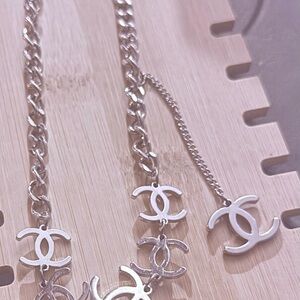Chic Silver Necklace with Iconic Motif